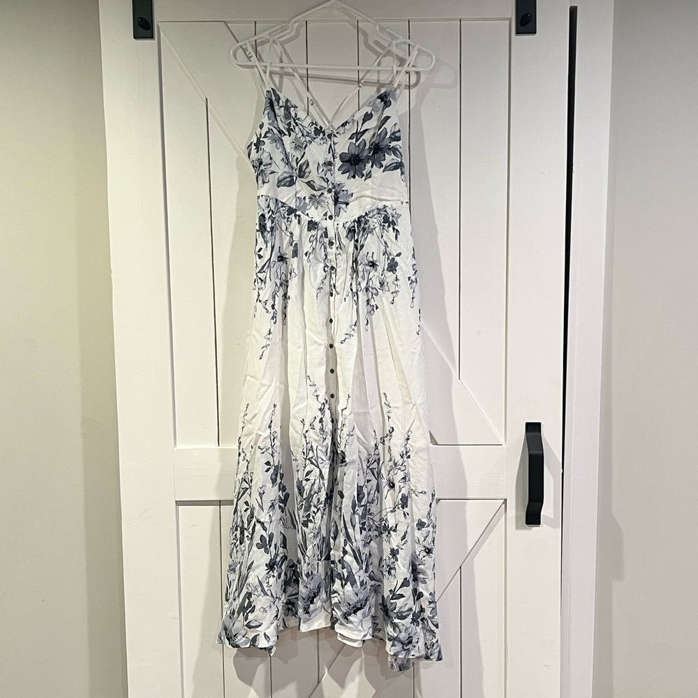 NWOT BEAUTIFUL WHITE MIDI DRESS WITH DUSTY BKUE FLOWERS